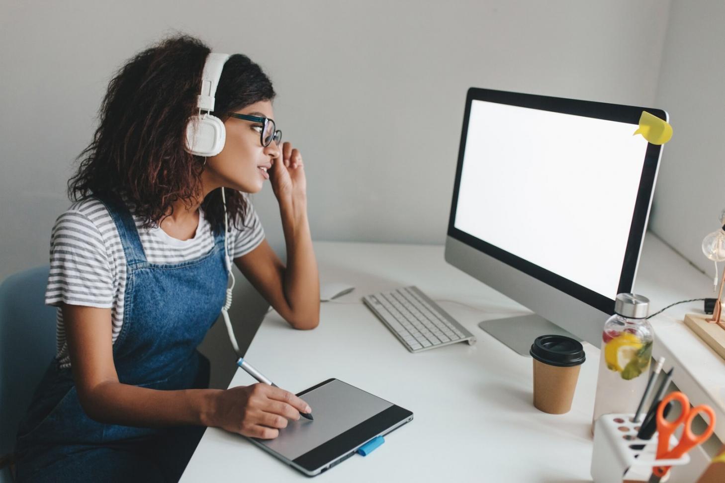 Teilnehmer bei der Arbeit an Finanzplänen