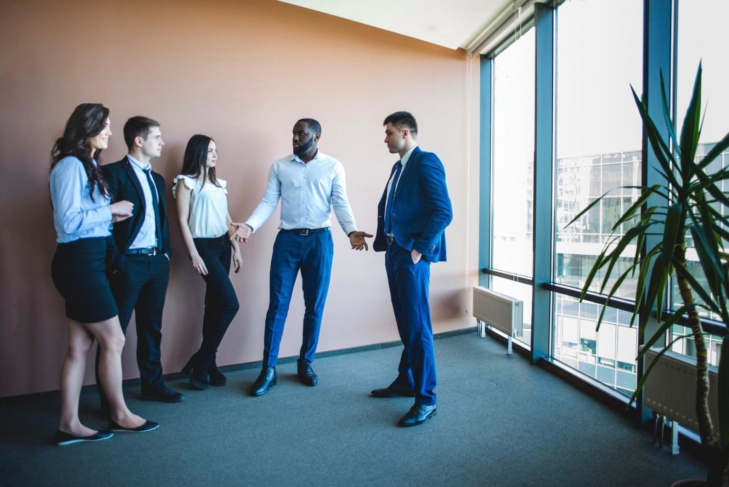 Teilnehmer arbeiten in Kleingruppen an Fallbeispielen