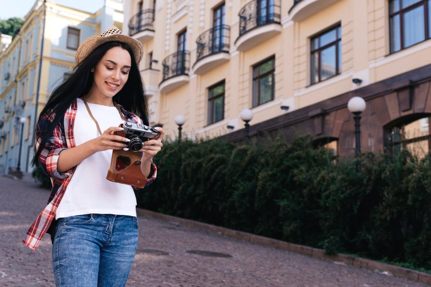Arbeitsbereich mit Finanzanalysen und Strategiedokumenten