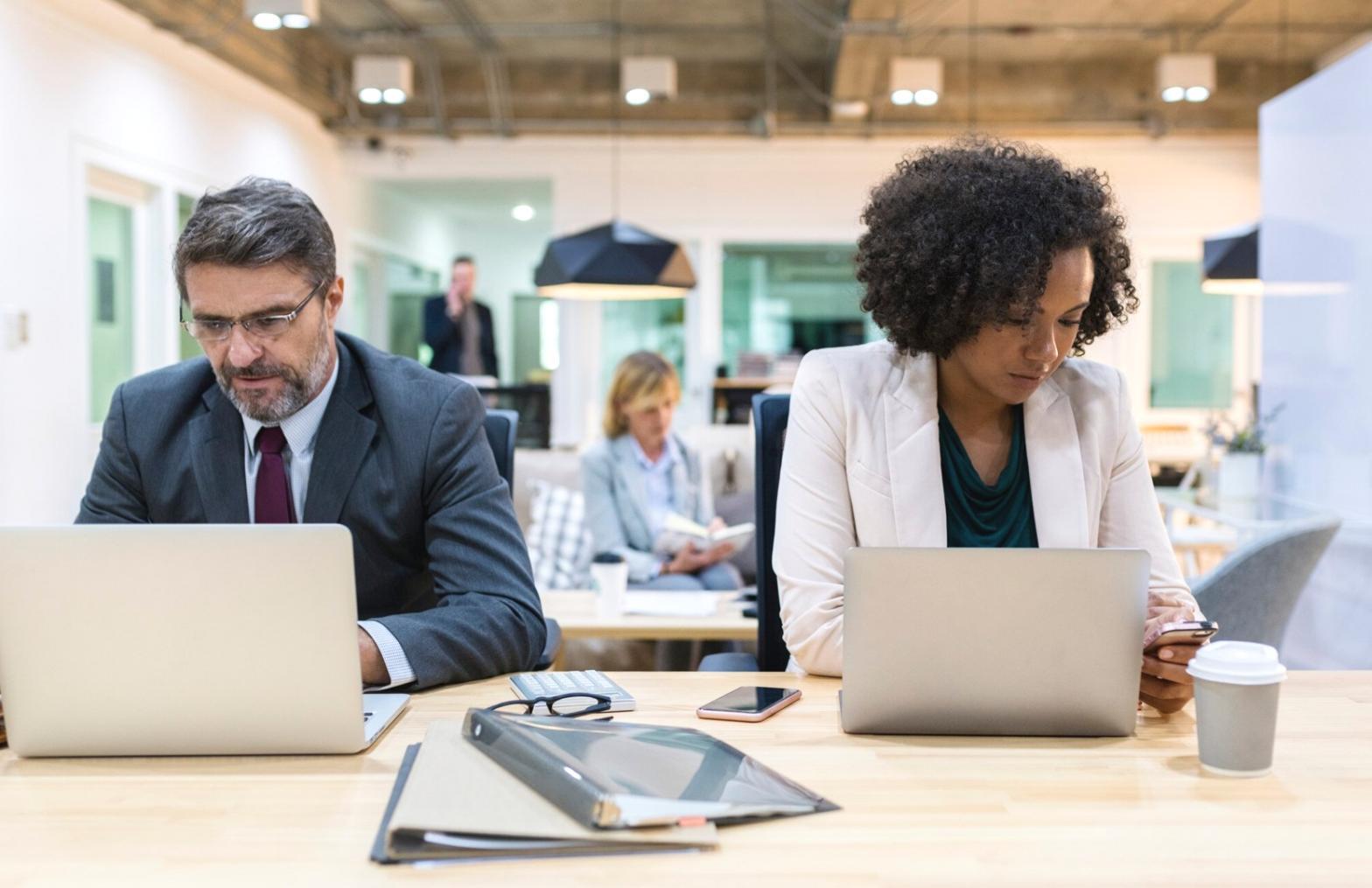 Besprechung von Finanzberichten im Team